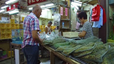 Heuschrecken-Werden-In-Großen-Körben-Verkauft,-Um-Vögel-In-Einem-Zoogeschäft-In-Hongkong-Zu-Füttern