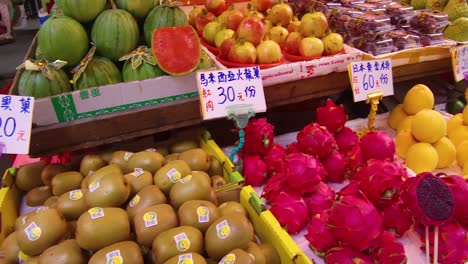 Exotische-Früchte-Werden-An-Einem-Marktstraßenstand-In-Hong-Kong-China-Zum-Verkauf-Angeboten