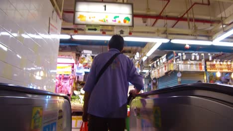 Folgenden-Schuss-Durch-Indoor-Imbissstände-Und-Verkäufer-Auf-Einem-Markt-In-Hongkong-China