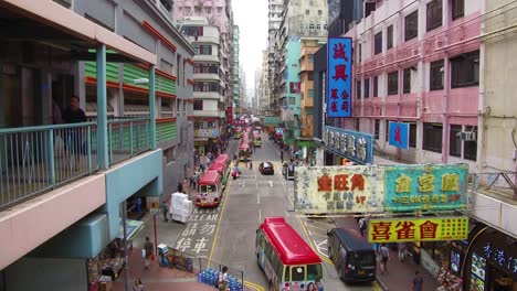 Kippen-Sie-Nach-Oben,-Um-Die-Belebten-Straßen-Und-Den-Apartmentkomplex-Von-Hongkong-China-Zu-Enthüllen-1