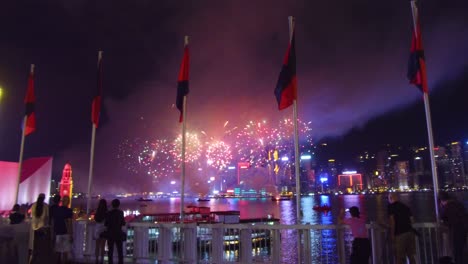 Feuerwerk-Erhellt-Den-Nachthimmel-über-Hongkong-China