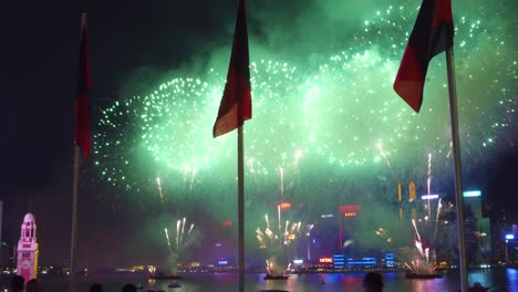 Feuerwerk-Erhellt-Den-Nachthimmel-über-Hongkong-China-2