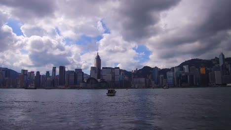 Schwenk-über-Den-Hafen-Von-Hongkong-Und-Die-Skyline-Mit-Wolken