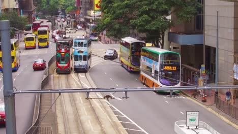 Eröffnungsaufnahme-Einer-Straße-In-Hongkong-Mit-Bussen-Und-Trolley