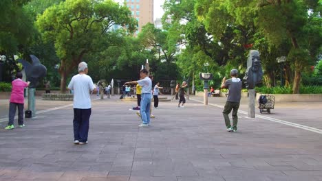 Los-Ancianos-Chinos-Practican-Tai-Chi-En-Un-Parque-Temprano-En-La-Mañana-En-Hong-Kong,-China-2