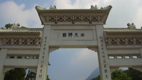 Establecimiento-De-Disparo-De-Una-Puerta-Gigante-En-Tian-Tan-Buddha-En-La-Isla-De-Lantau,-Hong-Kong,-China
