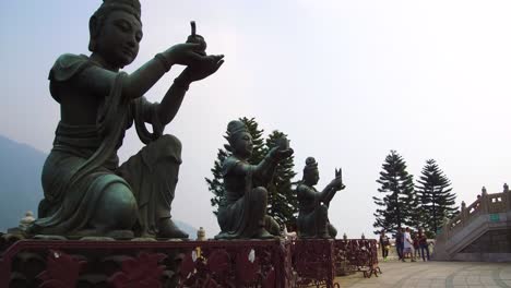 Establecimiento-De-Disparo-De-Las-Estatuas-Budistas-En-Tian-Tan-Buddha-En-La-Isla-De-Lantau,-Hong-Kong,-China