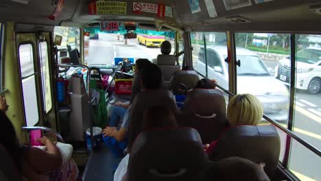Pov-Erschossen-Aus-Einem-Chinesischen-Bus,-Der-Sich-Durch-Hong-Kong-China-Bewegt
