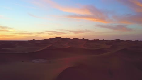 Eine-Bemerkenswerte-Luftaufnahme-über-Wüstensanddünen-Bei-Sonnenaufgang-In-Marokko