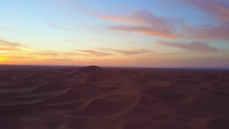 Eine-Bemerkenswerte-Antenne-über-Wüstensanddünen-Bei-Sonnenaufgang-In-Marokko-1