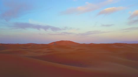 Eine-Bemerkenswerte-Antenne-über-Wüstensanddünen-Bei-Sonnenaufgang-In-Marokko-3