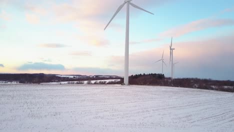 Eine-Antenne-über-Windkraftanlagen-In-Einer-Verschneiten-Landschaft-2