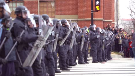 La-Policía-Con-Equipo-Antidisturbios-Forma-Una-Línea-Para-Enfrentar-A-Los-Manifestantes-En-La-Inauguración-De-Trump-En-Washington-DC-2