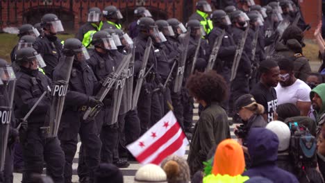 Polizei-In-Kampfausrüstung-Bildet-Eine-Linie,-Um-Demonstranten-Bei-Trumps-Amtseinführung-In-Washington-DC-Zu-Konfrontieren-18