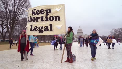 Activistas-Pro-Aborto-Sostienen-Un-Cartel-En-Washington-DC-Para-Mantener-Legal-El-Aborto
