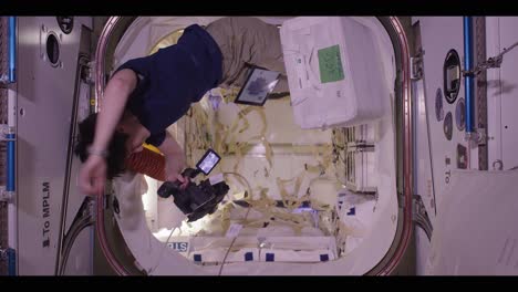 Astronauten-Arbeiten-Und-Spielen-An-Bord-Der-Internationalen-Raumstation