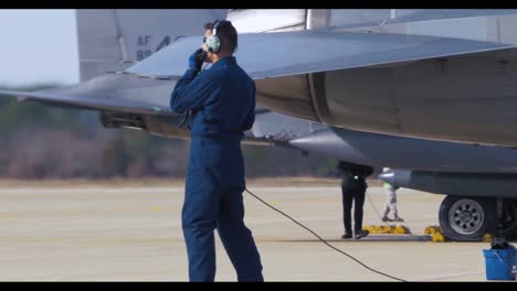 Los-Aviones-De-Combate-Estadounidenses-Son-Inspeccionados-En-La-Pista-Por-Personal-De-La-Fuerza-Aérea-Antes-De-Una-Misión.