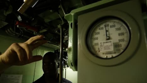 Los-Marineros-De-La-Marina-Inspeccionan-Y-Mantienen-El-Uss-Texas-Un-Submarino-Nuclear-En-El-Mar-4