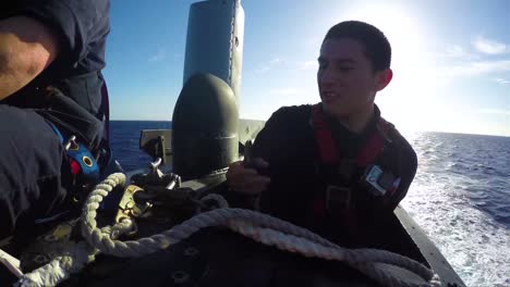 Los-Marineros-De-La-Marina-Inspeccionan-Y-Mantienen-El-Uss-Texas-Un-Submarino-Nuclear-En-El-Mar-8