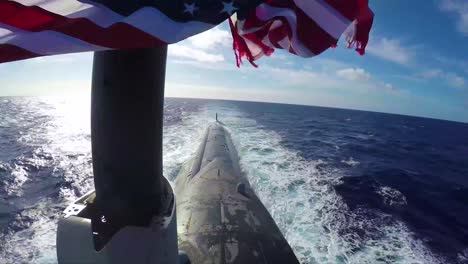 Los-Marineros-De-La-Marina-Inspeccionan-Y-Mantienen-El-Uss-Texas-Un-Submarino-Nuclear-En-El-Mar-11