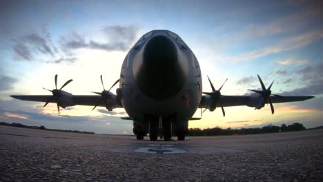 Guter-Zeitraffer-Von-Wolken,-Die-Sich-Hinter-Einem-C130-Hercules-Militärflugzeug-Bewegen