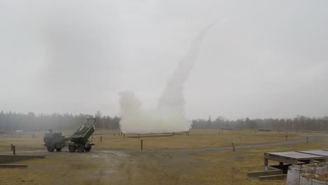 Himars-Hochmobile-Raketensysteme-Werden-Von-Mobilen-Lastwagen-In-Fort-Drum-New-York-Abgefeuert-1