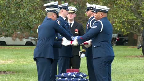 Un-Funeral-Militar-Patriótico-En-El-Cementerio-De-Arlington,-Washington-DC,-Incluye-El-Juego-De-Grifos-2