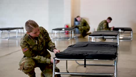 Soldaten-Der-Oregon-Nationalgarde-Bauen-Eine-Coronavirus-Krankenstation-Im-Jackman-Langgebäude-2-Auf