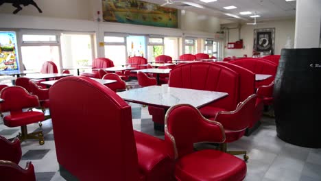 Ein-Leeres-Restaurant-Während-Des-Ausbruchs-Des-Covid19-Coronavirus-Notfalls