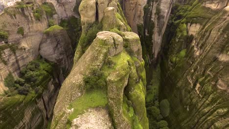 Schöne-Luftaufnahme-über-Den-Felsformationen-Und-Klöstern-Von-Meteora-Griechenland