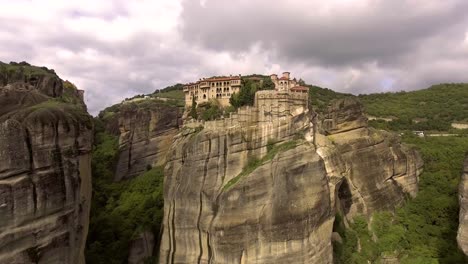 Hermosa-Antena-Sobre-Las-Formaciones-Rocosas-Y-Los-Monasterios-De-Meteora,-Grecia-2