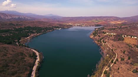 Arial-Bajo-Sobre-El-Lago-Mladost-En-Macedonia-2