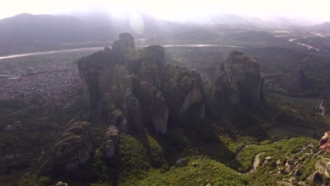 Schöne-Luftaufnahme-über-Den-Felsformationen-und-Klöstern-Von-Meteora-Griechenland-12