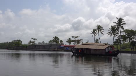 Ein-Touristisches-Hausboot-Fährt-Flussaufwärts-In-Kerala-Indienala