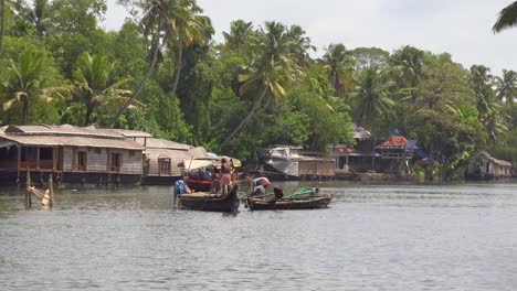 Aktivitäten-Entlang-Des-Flusses-In-Den-Backwaters-Von-Kerala-Indien