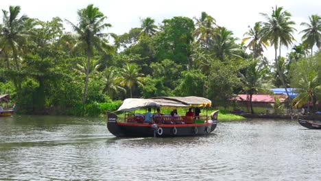 Hausboote-Und-Aktivitäten-Entlang-Des-Flusses-In-Den-Backwaters-Von-Kerala-Indien