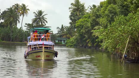 Hausboote-Und-Aktivitäten-Entlang-Des-Flusses-In-Den-Backwaters-Von-Kerala-Indien-2