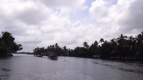 Houseboats-and-activities-along-the-río-in-the-backwaters-of-Kerala-India-3