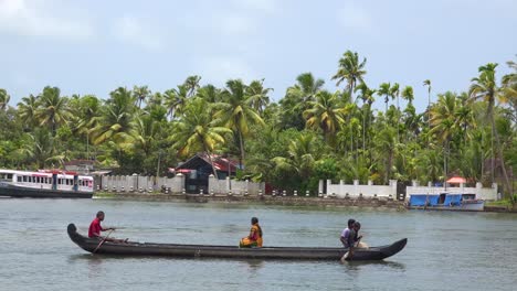 Hausboote-Und-Aktivitäten-Entlang-Des-Flusses-In-Den-Backwaters-Von-Kerala-Indien-6