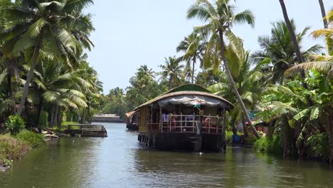 Houseboats-travel-on-the-backwaters-of-Kerala-India-2
