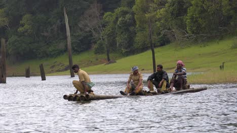 Los-Hombres-Remar-En-Canoa-Por-El-Lago-Periyar-En-Kerala,-India
