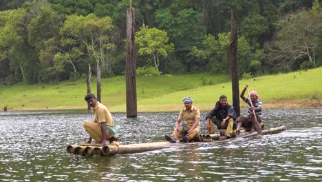 Los-Hombres-Remar-En-Canoa-Por-El-Lago-Periyar-En-Kerala,-India-1