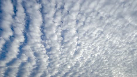 Zeitrafferaufnahme-Von-Weißen-Altocumulus-Wolken,-Die-über-Uns-Hinwegziehen-1