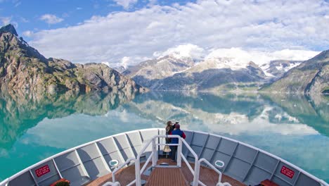 Un-Lapso-De-Tiempo-Pov-Shot-De-Un-Barco-De-Proa-Icebergs-Y-Turistas-Pasando-Por-El-Glaciar-Johns-Hopkins,-Alaska