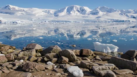 Magnífico-Lapso-De-Tiempo-De-Icebergs-Y-Hielo-Marino-Moviéndose-Alrededor-Del-Puerto-De-Neko-En-La-Antártida