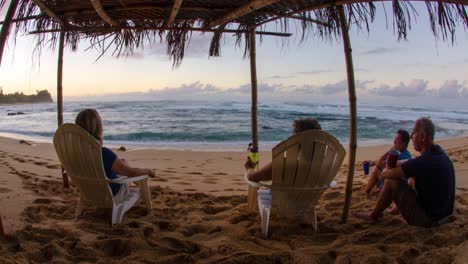 Zeitrafferaufnahme-Von-Familien,-Die-Einen-Cabana-Blick-Auf-Einen-Strand-In-Kauai-Hawaii-Genießen