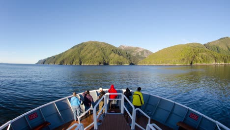 Pov-Zeitraffer-Eines-Schiffes,-Das-In-Eine-Gläserne-Darmbucht-In-Der-Wildnis-Von-South-Baranof-Im-Südosten-Von-Alaska-Einfährt