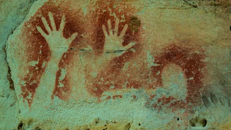 Amazing-aboriginal-cave-art-at-Carnarvon-Gorge-in-Western-Australia-2