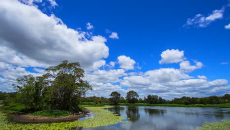 Lapso-De-Tiempo-De-Nubes-Sobre-Un-Lago-O-Estanque-De-Minnippi-En-Queensland-Australia