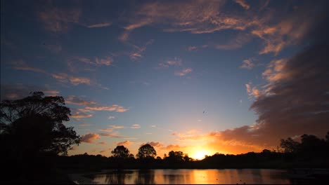 Zeitraffer-Sonnenuntergang-Und-Dämmerung-über-Einem-See-In-Warwick-Queensland-Australien-1